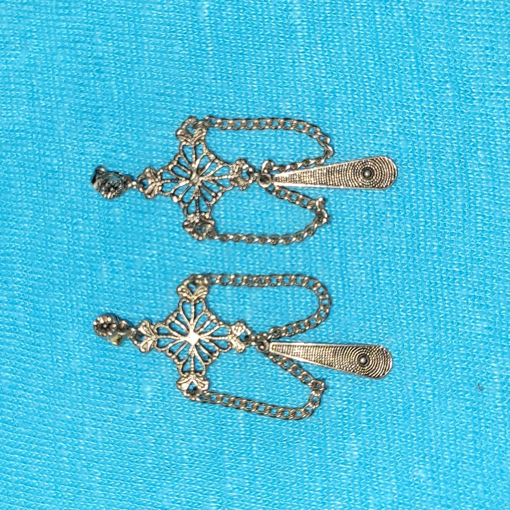 Vintage silver toned earrings - Picture 2 of 3